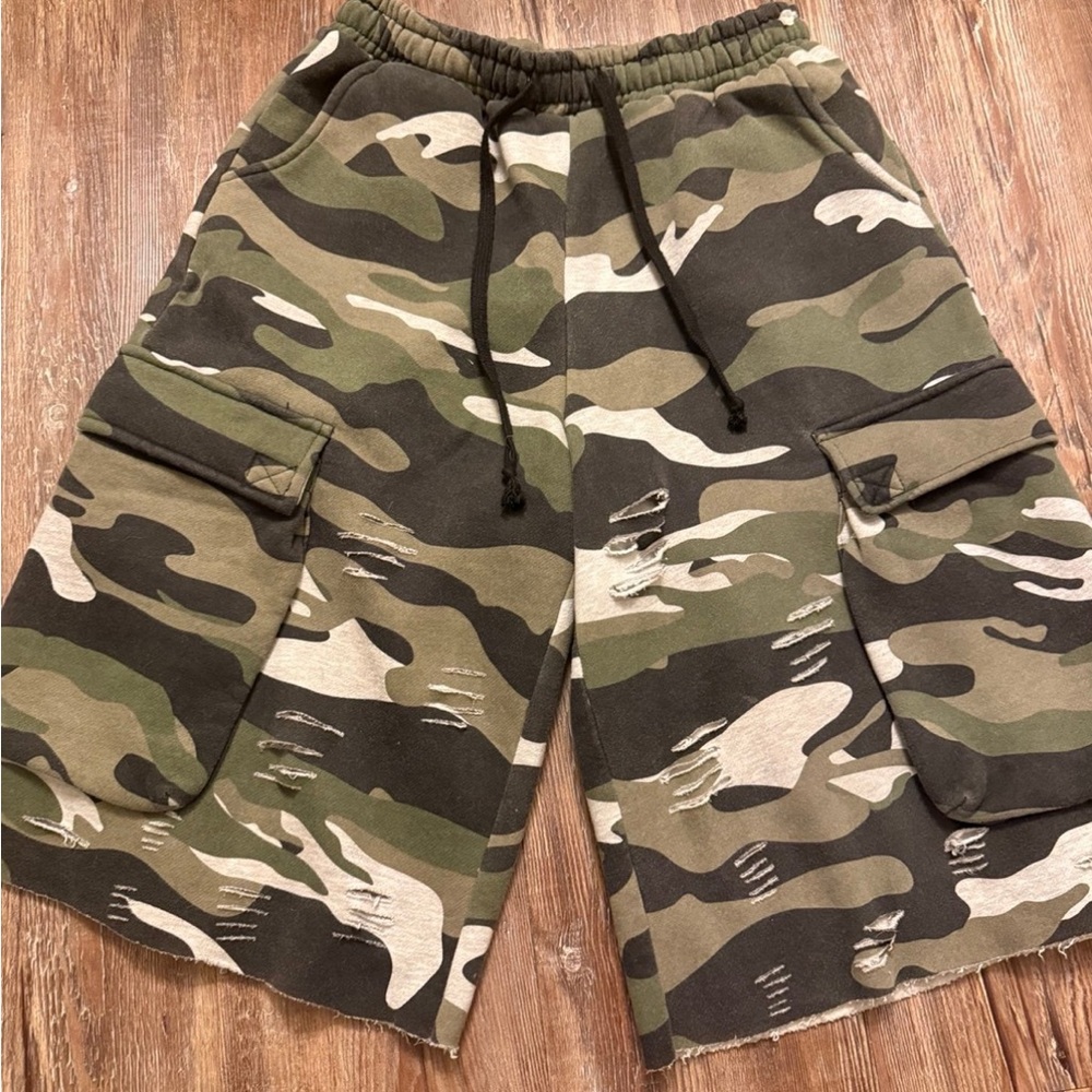 Dollskill camo camoflauged Cargo Shorts with Distressed Detail (2 of 2)